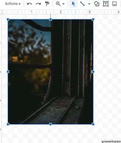 Cómo voltear una imagen en Google Docs
